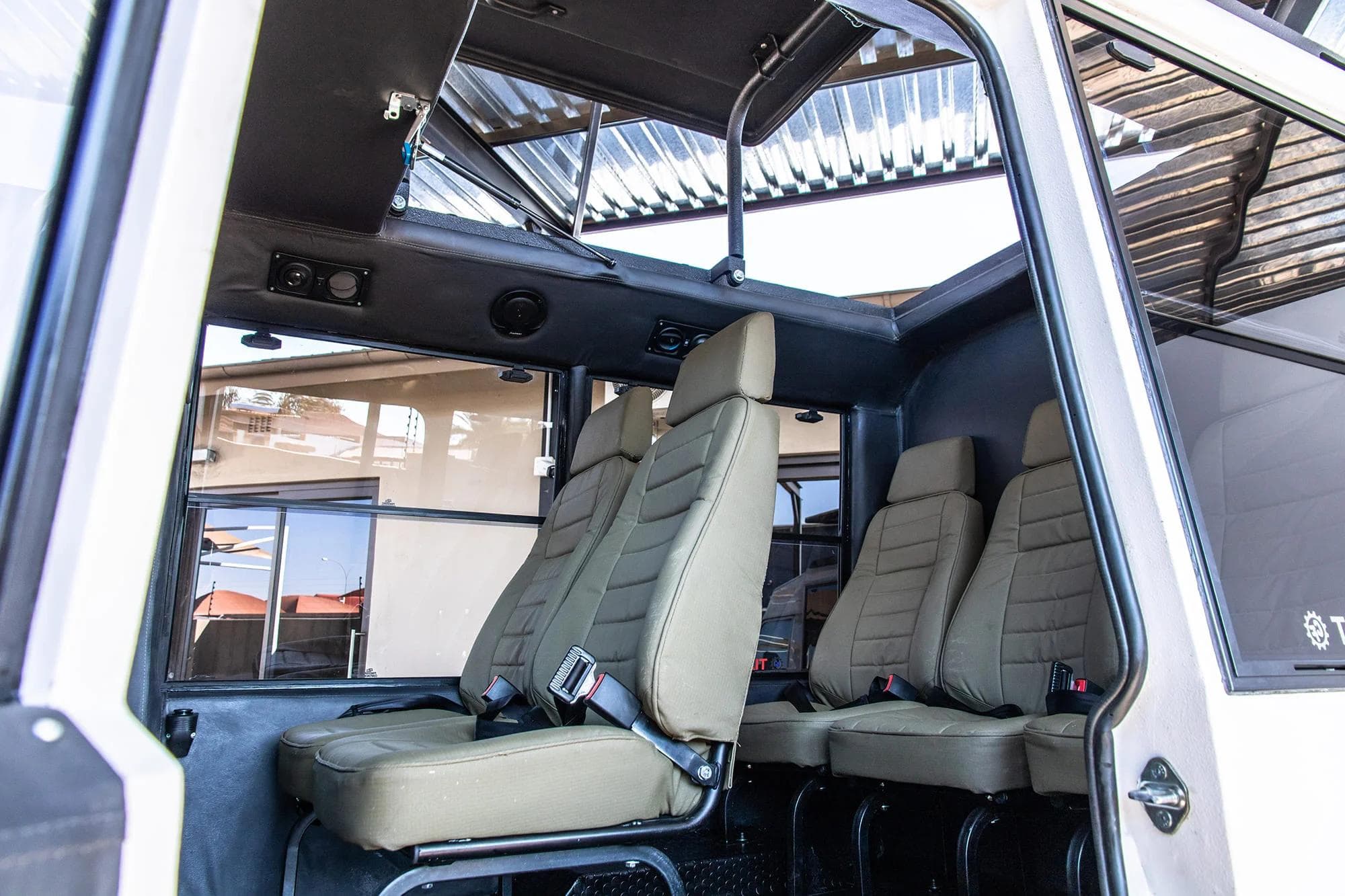 Toyota Land Cruiser Stretch – seating and pop-up roof