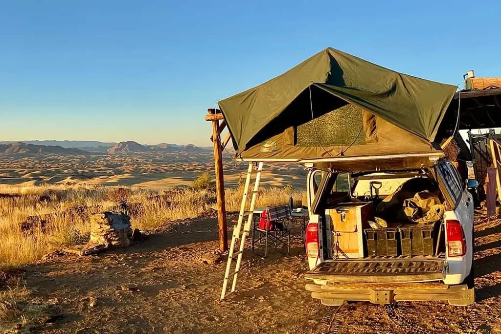 Toyota Hilux mit Camping für 2