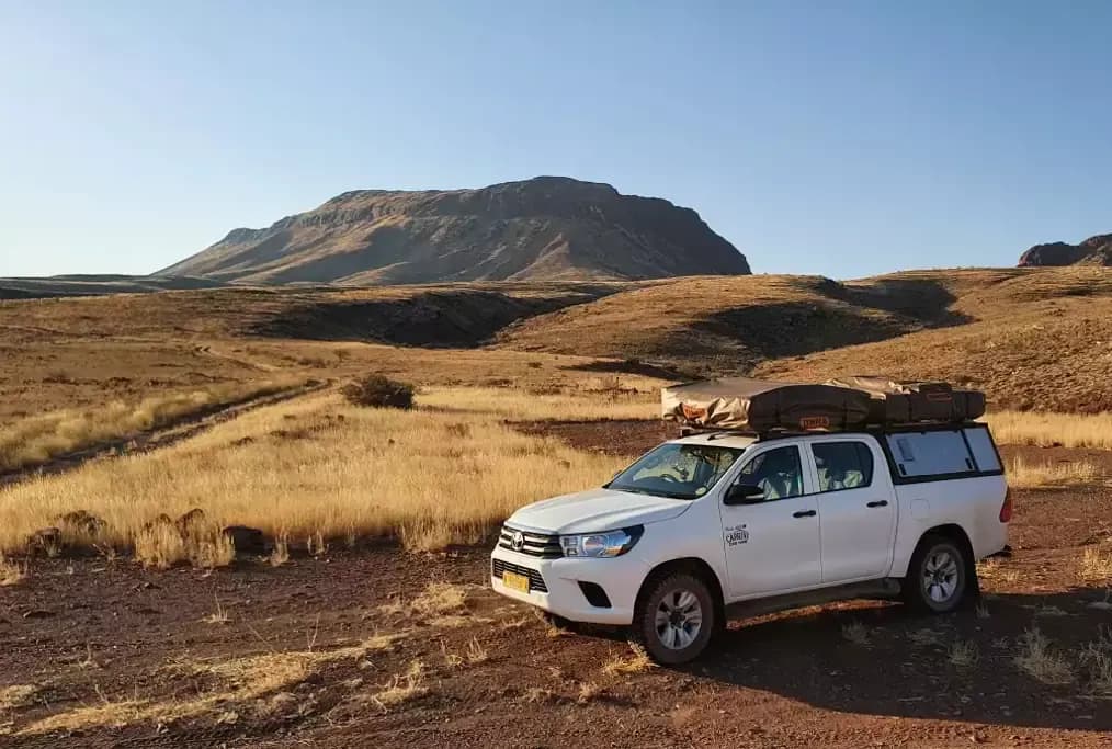 Toyota Hilux mit Camping für 4
