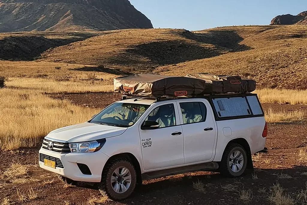 Toyota Hilux mit Camping für 4
