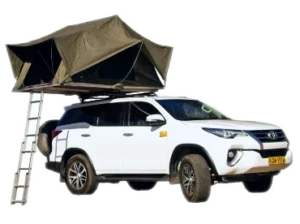 Toyota Fortuner Camping Rental bereit für ein Abenteuer in der Wildnis Namibias, perfekt für Paare.